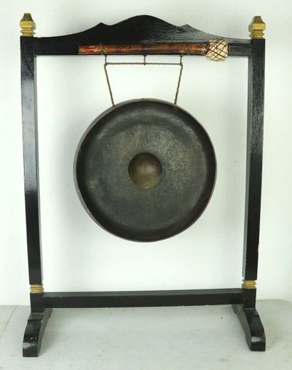 null CHINE.

Gong ancien, présenté sur un support postérieur en bois laqué noir et...