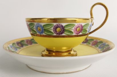 null SEVRES.

Tasse à thé et sa sous-tasse en porcelaine à fond jaune, décor d'une...