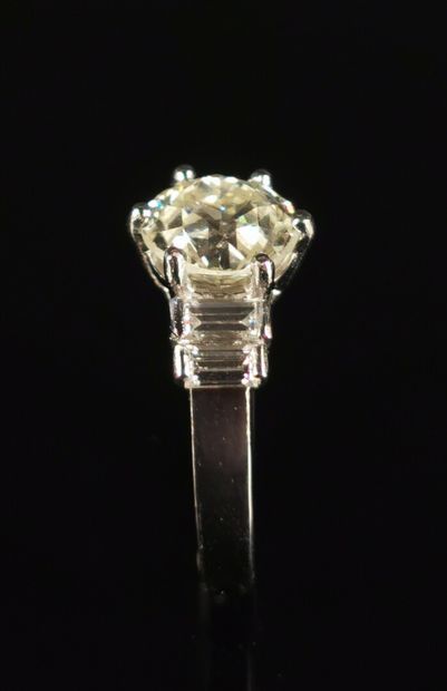 null Bague en platine ornée d'un diamant taille ancienne d'environ 2.6 carats entouré...