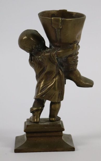 null Statuette en bronze figurant le Petit Poucet portant la botte de sept lieues.

H_11...
