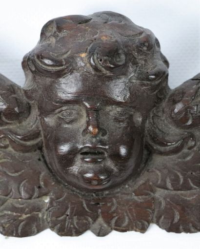 null Tête d'ange en bois sculpté, en applique.

XVIIème siècle.

L_27,5 cm