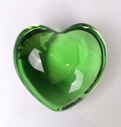 null BACCARAT.

Presse-papier en forme de coeur en cristal teinté vert. 

Maque au...