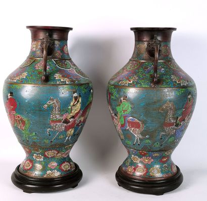 null JAPON, période Meiji (1868-1912)

Paire de vases en bronze et émaux champlevés...