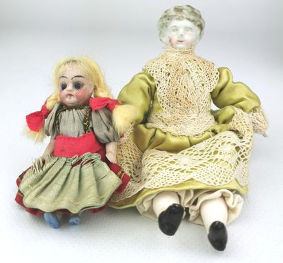 null Meeting of mignonettes, liliputiennes and dolls including :

- a celluloid doll...