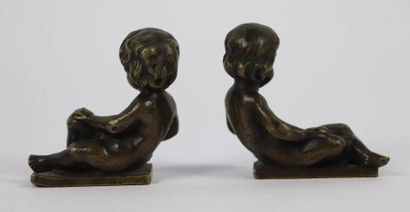 null Deux petits bronzes figurant des enfants. 

XIXème siècle.

H_5 cm L_5 cm