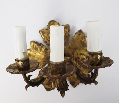 null Applique ancienne en tôle dorée à décor de feuillage, à trois bras de lumières.

XIXème...