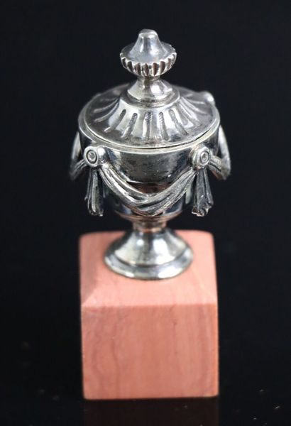 null Vase couvert miniature en argent de style Louis XVI, sur un socle en marbre.

H_7,6...