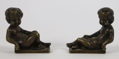 null Deux petits bronzes figurant des enfants. 

XIXème siècle.

H_5 cm L_5 cm