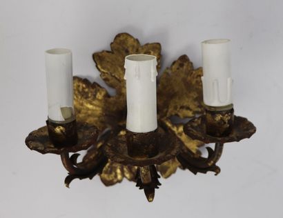 null Applique ancienne en tôle dorée à décor de feuillage, à trois bras de lumières.

XIXème...