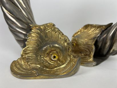 null H.P ? Firenze.

Double corne en métal argenté et doré à décor de dauphins.

H_28,7...