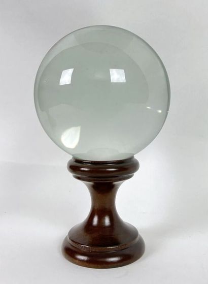 null Boule de cristal, reposant sur un petit socle en bois. 

H_17 cm (totale), D_11...