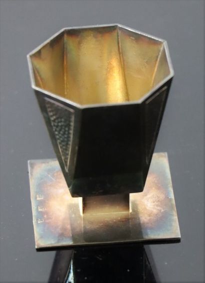 null Coquetier en métal argenté à décor moderniste.

Vers 1930-1940.

H_5,5 cm.