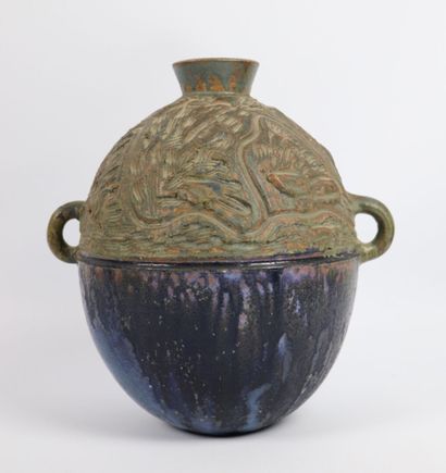 null SAINT AMAND EN PUISAYE (?).

Vase boule à deux anses en grès à décor gravé en...