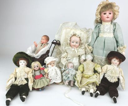 null Meeting of mignonettes, liliputiennes and dolls including :

- a celluloid doll...