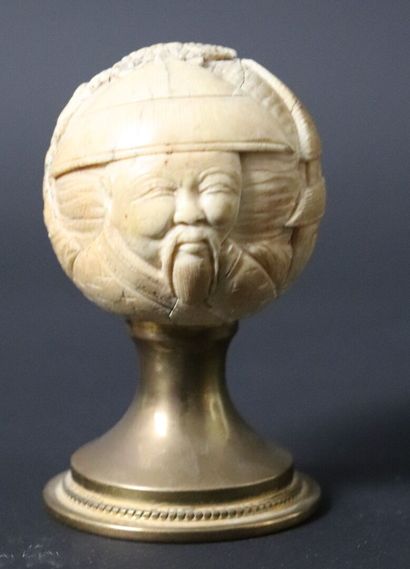 null Pommeau de canne en ivoire sculpté, à décor de personnages asiatiques.

Chine,...