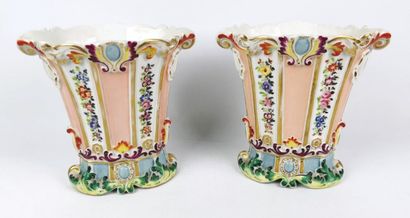null PARIS.

Paire de vases de mariés en porcelaine, émaux polychromes à décor floral....