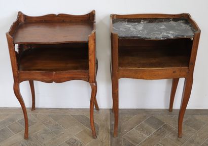 null Deux tables de chevet pouvant former pendant en bois naturel mouluré et sculpté,...