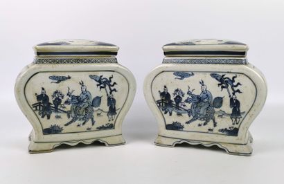 null CHINE.

Paire de boîtes à corps plats en porcelaine et émaux blanc bleu à décor...
