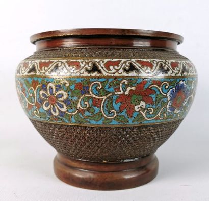 null JAPON, période Meiji (1868-1912).

Vase ou cache-pot à large panse en bronze...