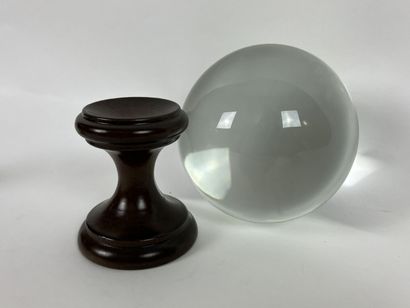 null Boule de cristal, reposant sur un petit socle en bois. 

H_17 cm (totale), D_11...