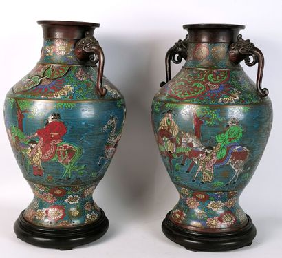 null JAPON, période Meiji (1868-1912)

Paire de vases en bronze et émaux champlevés...