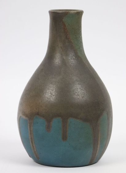 null Léon POINTU.

Vase en grès à coulures brunes sur fond bleu.

H_15,8 cm