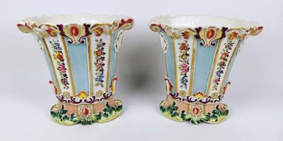 null PARIS.

Paire de vases de mariés en porcelaine, émaux polychromes à décor floral....