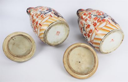 null JAPON. 

Paire de verseuses couvertes en porcelaine à décor Imari. Les frétels...