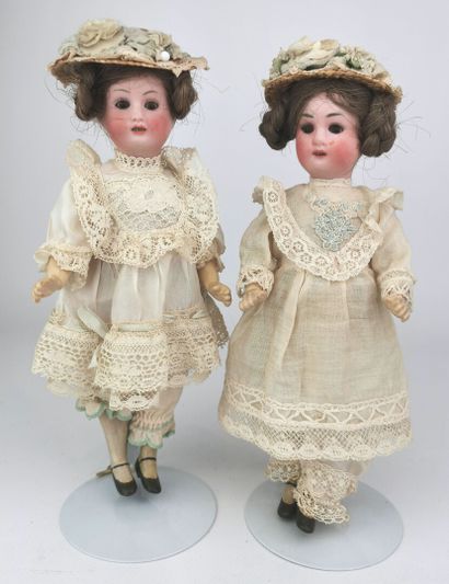null DEP.

Set of two miniature dolls, the heads in biscuit, marked in hollow "1914,...