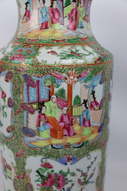 null CHINE, Canton.

Vase balustre en porcelaine polychrome à décor de scènes animées,...