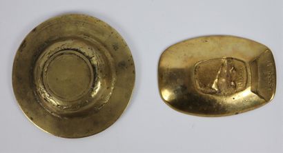 null Deux vide-poches en bronze figurant les signes du zodiaque. 

H_2,5 cm D_15,5...