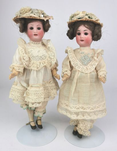 null DEP.

Set of two miniature dolls, the heads in biscuit, marked in hollow "1914,...