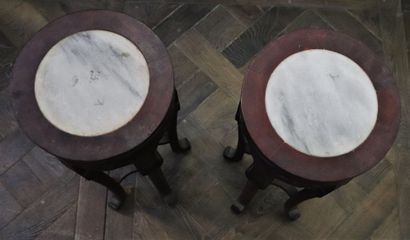 null CHINE, XXème siècle.

Paire de sellettes porte-pots en bois exotique sculpté...