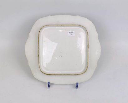 null PARIS.

Assiette carrée et assiette circulaire en porcelaine à émaux polychromes...