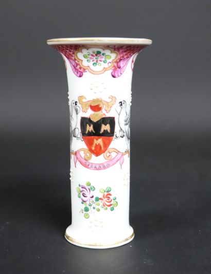 null SAMSON, dans le goût de la Chine.

Vase cornet en porcelaine à décor armorié...