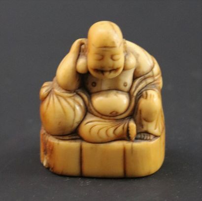 null Netsuke en ivoire figurant un bouddha appuyé sur un balot.

Japon, époque Meiji.

H_4,1...