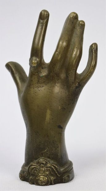 null Main en bronze, formant baguier.

Fin du XIXème siècle.

H_11,2 cm