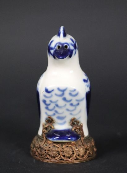 null Camille THARAUD (1878-1956).

Veilleuse lémovices en porcelaine à décor bleu....