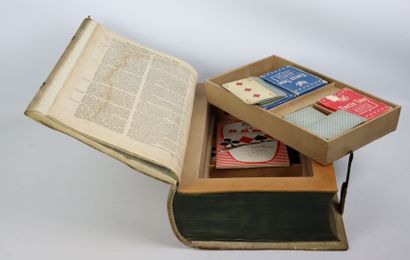 null Livre relié en vélin, dissimulant une boite à jeux de cartes.

XVIIème siècle.

L_35...