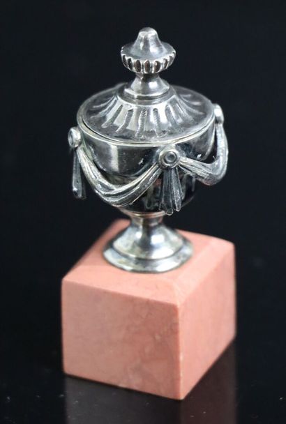 null Vase couvert miniature en argent de style Louis XVI, sur un socle en marbre.

H_7,6...