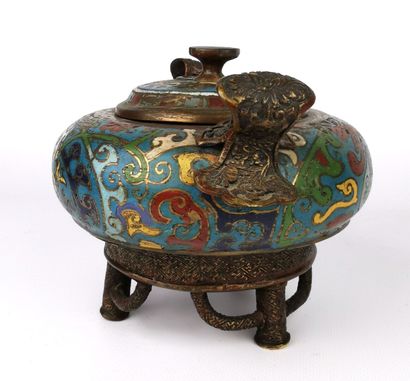 null JAPON, période Meiji (1868-1912).

Brule parfum en bronze et émaux champlevés....