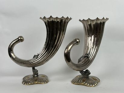 null Paire de cornes en métal argenté, supportées par des dauphins 

H_37,5 cm L_36...