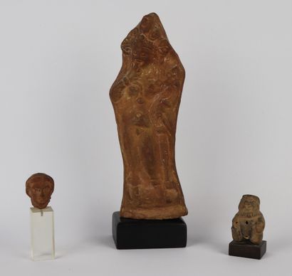 null Ensemble de statuettes antiques en terre cuite comprenant :

une divinité portant...