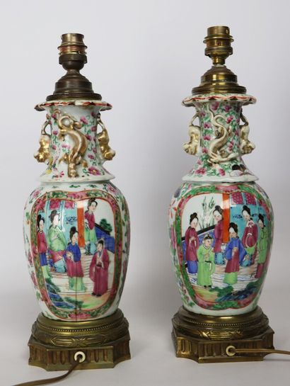 null CHINE, Canton.

Paire de vases en porcelaine à décor polychrome, les montures...