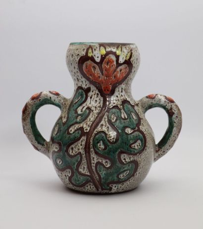 null VALLAURIS.

Vase à deux anses en céramique, à décor floral.

H_22,5 cm, un éclat...