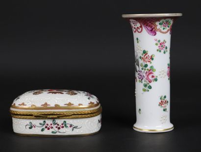 null SAMSON, dans le goût de la Chine.

Vase cornet en porcelaine à décor armorié...