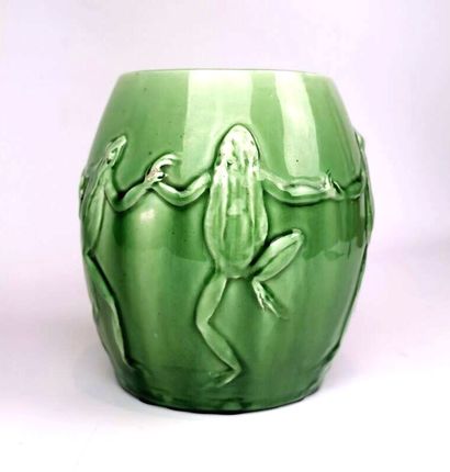 null Jérôme MASSIER, Vallauris. 

Pot en céramique à décor tournant de grenouilles....