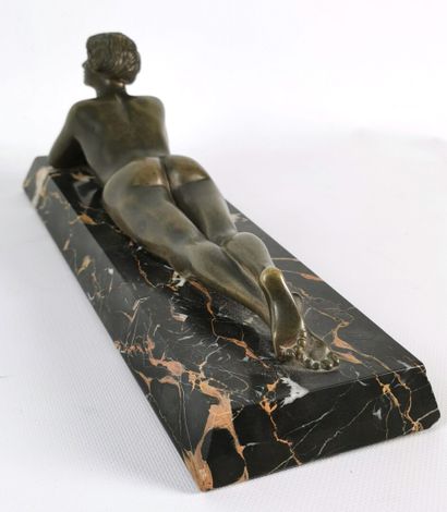 null 
R. DALON (XXème siècle).




Nu à la lecture.




Sculpture en bronze patiné,...