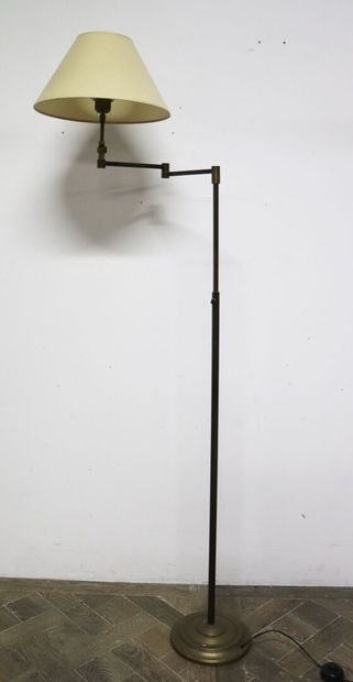 null Lampe liseuse en laiton et métal doré à bras pivotant. 

H_127 cm à 155 cm