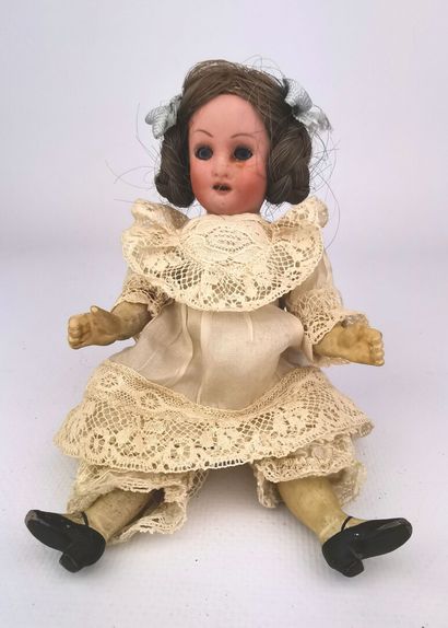 null ARMAND MARSEILLE.

Miniature doll, head in biscuit, marked "Made in Germany,...